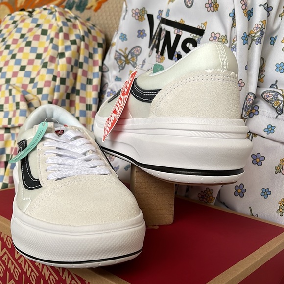 Vans WMNS Old Skool Over
White
VN0A7Q5EWHT
Platforms Sneakers - Picture 10 of 16